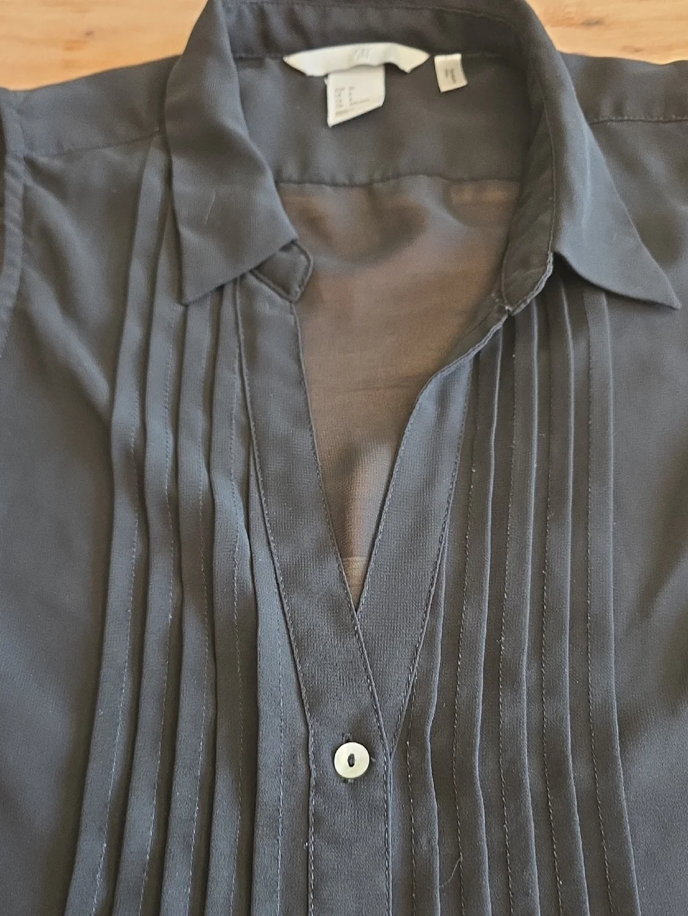 H&M Pleated Sleeveless Sheer Blouse - Black - Chic & Edgy, Size 6 - Picture 8 of 13